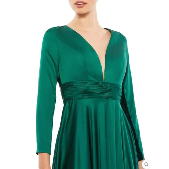 LONG SLEEVE RUCHED WAIST A-LINE GOWN Color Green Size 12 New With Tags